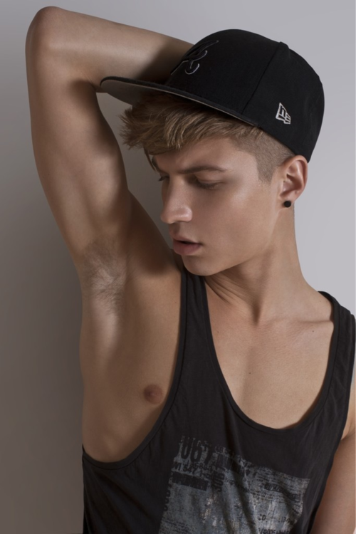 how to cut a sideless shirt