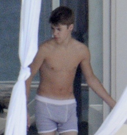 justin-bieber-underwear-miami-08012011-11-430x455