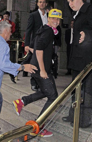 Justin Bieber Greets Fans Above iNcXvoULbG3l