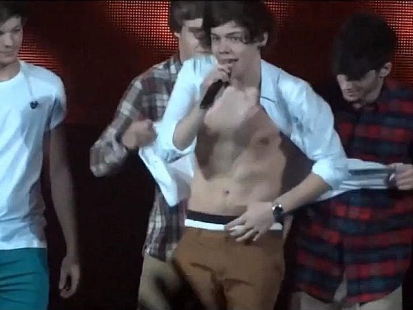 One Direction Harry Styles shirtless ripped shirt open Chicago June 2012 concert 600x450