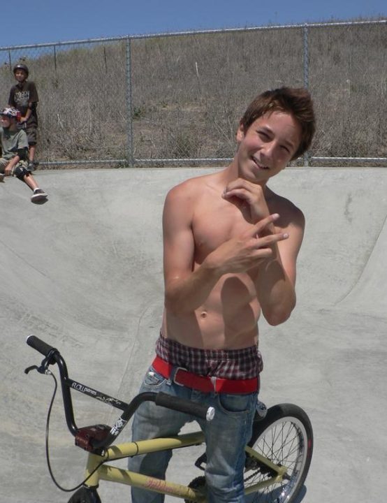 Goregeous teen bike sag.