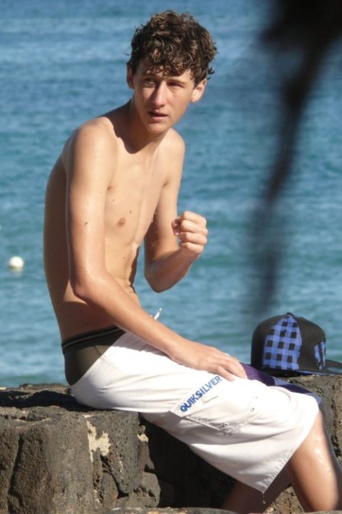Sitting And sagging boardshorts