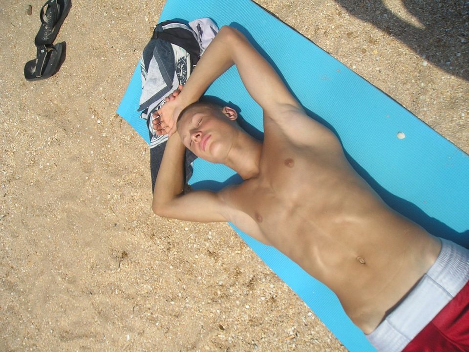 blonde_tummy