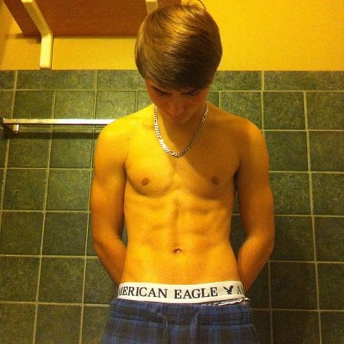 tumblr mxiw1c6pXZ1t3iuy2o1 500