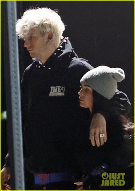megan-fox-mgk-flaunt-pda-06.thumb.jpg.4b78bec4634c70e57678be454f3297b5.jpg
