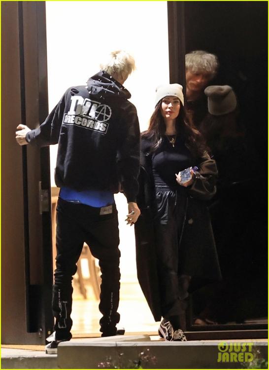 megan-fox-mgk-flaunt-pda-13.thumb.jpg.0ece29b8366694d68c1f456c2a0cad86.jpg
