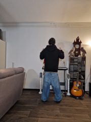 Sagging in super baggy jeans